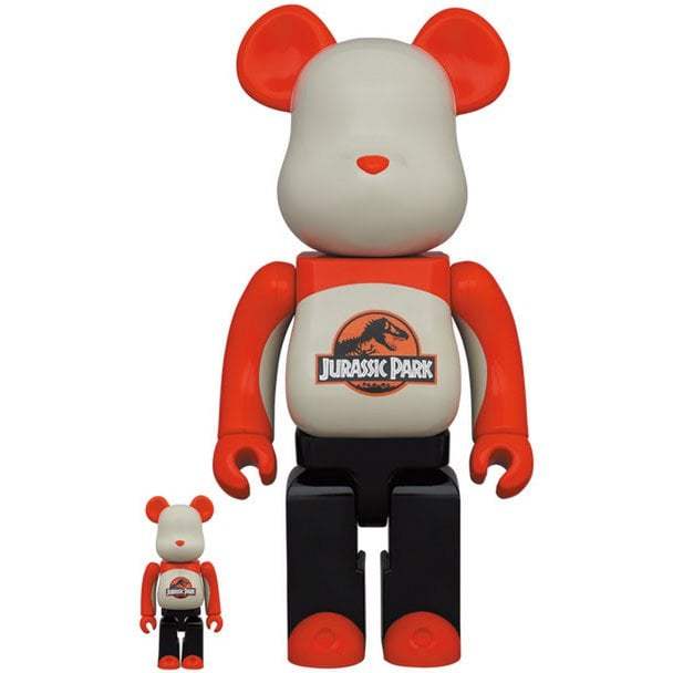 Bearbrick sæt med Jurassic Park logo i 400% og 100% størrelser.