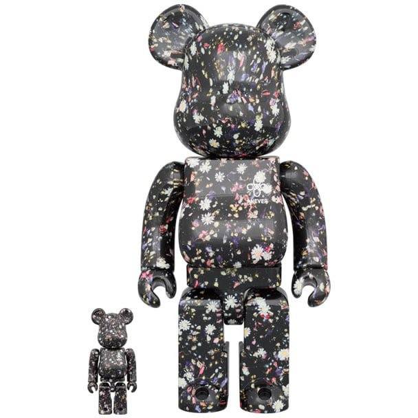 Bearbrick sæt with black translucent floral pattern by Anever and Onward Kashiyama, featuring 400% and 100% sizes with unique rainbow speckle design