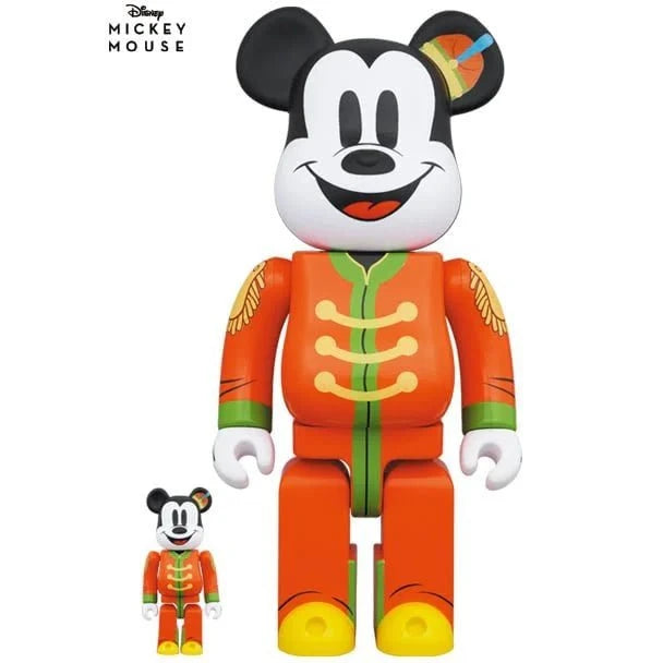 Bearbrick sæt med Mickey Mouse i dirigentkostume, inspireret af The Band Concert, i størrelserne 400% og 100%.