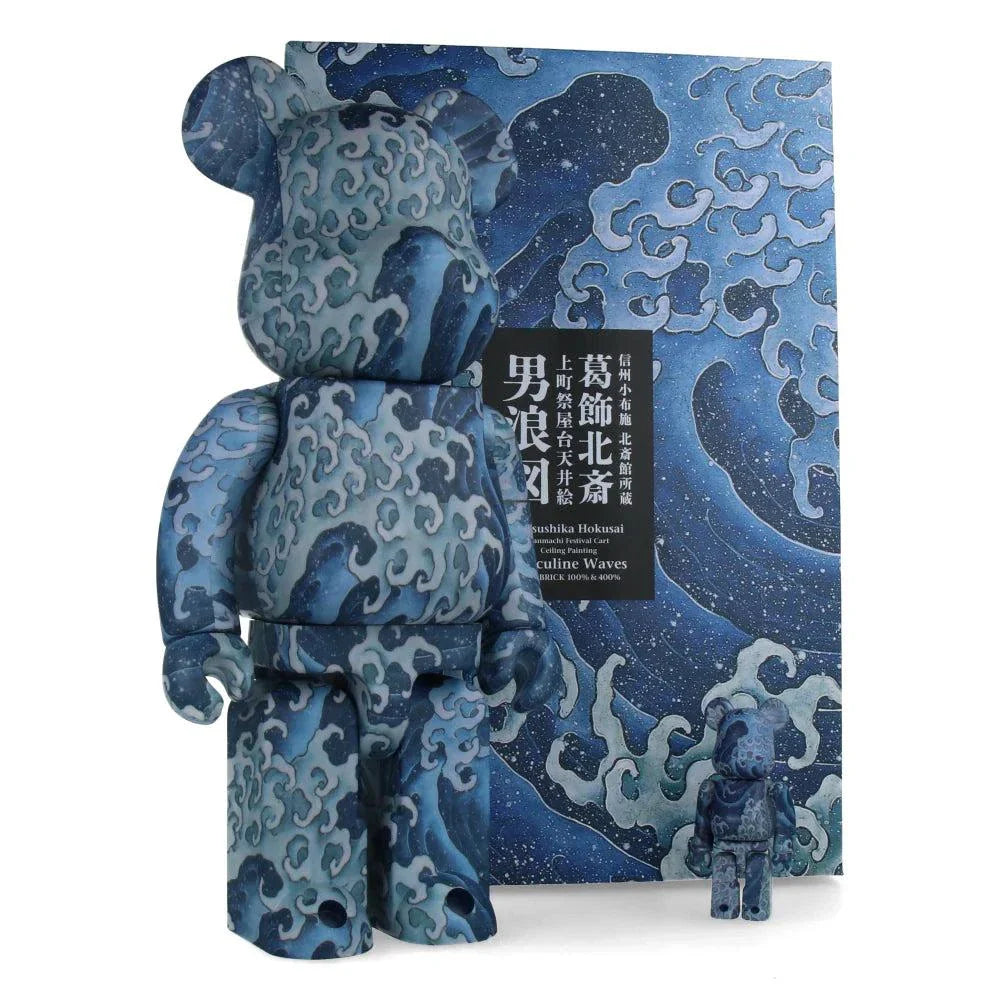 400% & 100% Bearbrick sæt – Katsushika Hokusai (Angry Waves Onami)