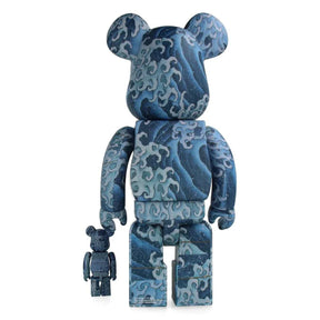 400% & 100% Bearbrick sæt – Katsushika Hokusai (Angry Waves Onami)